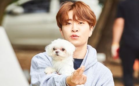 《偶運會》增寵物競技！偶像抱萌犬一起上班  粉絲狂喊：已融化