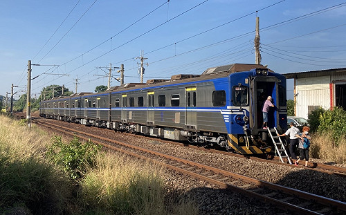 不小心卡平交道別慌張！台鐵局3步驟教你化解危機