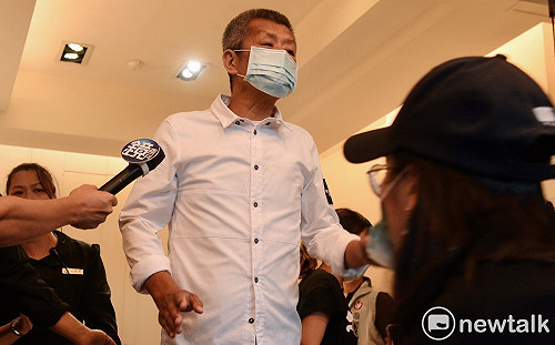 小鬼爸首發聲！神情憔悴 深深鞠躬