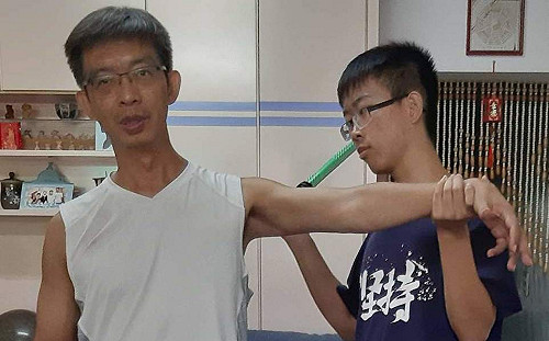 長期照顧中風父 家扶兒如願錄取台大物理治療師系