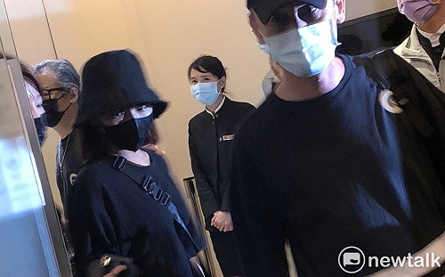 峮峮守小鬼靈堂10小時！黃鴻升經紀人護送離開 粉絲喊：妳要堅強