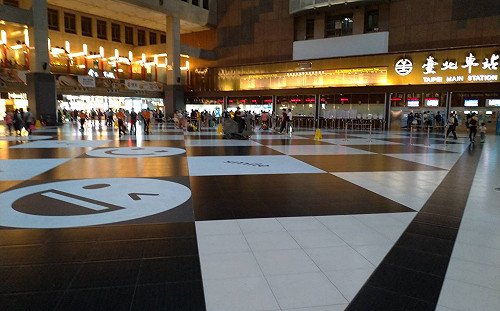 北車大廳公園野餐！網友臉書罵爆 林佳龍：大家要對環境友善