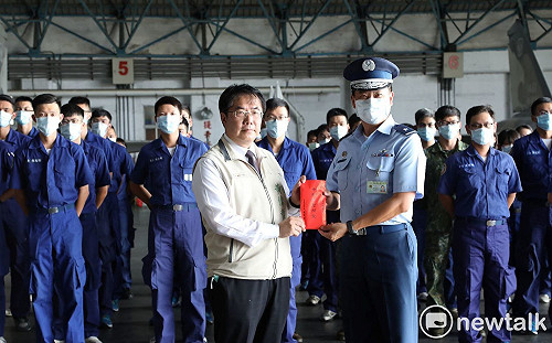 台海不平靜願當國軍後盾 黃偉哲秋節赴空軍勞軍