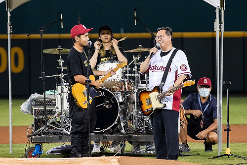 桃園電影節 「搖滾吧！電影x野球」 滅火器樂團棒球場熱情開唱
