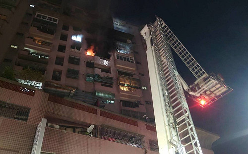 嘉市保健街大樓民宅晚間氣爆  一男子全身燒燙傷