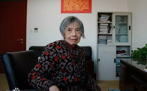 造神造起來！「美國最害怕的龍芯之母」84歲老婆婆成中國晶片救星