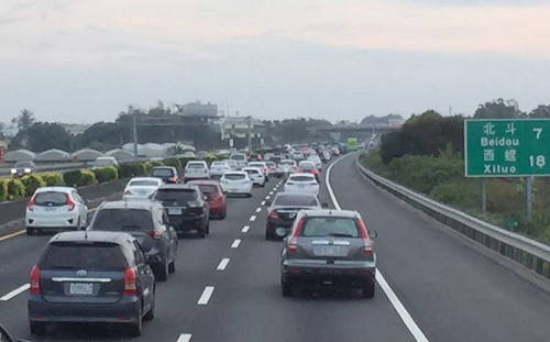 中秋連假首日現車潮　這些路段一早就紫爆