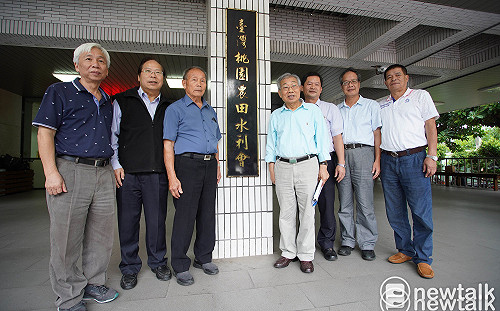 「到底現在是該笑還是該哭」  水利會最後一日  黃金春與會員合影留念