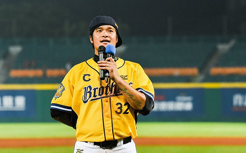 中職／林智勝跑壘「翻船」痛苦倒地　遭擔架抬出場送醫