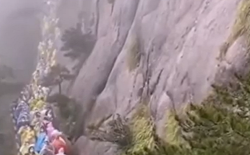 (影) 人龍塞爆景區寸步難行 民眾 ： 我後悔了 想回家