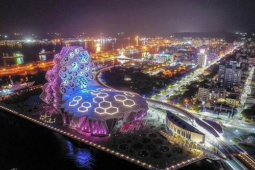 (影)高雄流行音樂中心試燈成亞灣區夜間地景新亮點