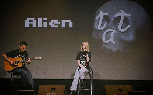 台上專業下台痛哭！楊丞琳獻唱小鬼追思會 偷改一句歌詞藏巧思