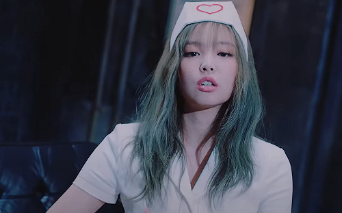 不尊重護士！Jennie新歌MV裝扮被罵翻 YG：考慮修正剪輯