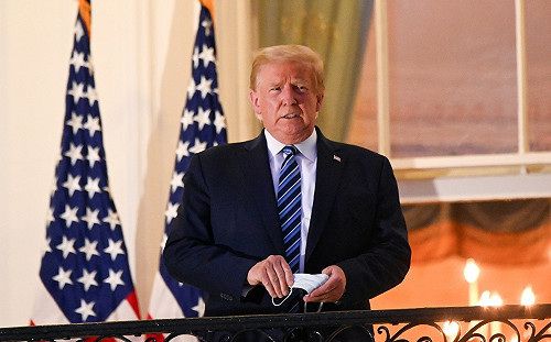 自稱「或許免疫了」！川普出院返抵白宮 先脫口罩比讚