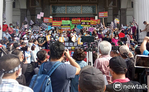 陳其邁市長施政報告 場外韓粉高舉反美豬進口標語陳抗