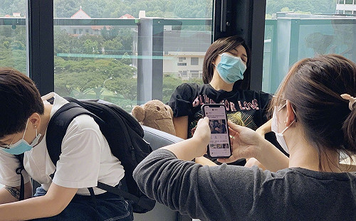 孫燕姿高鐵仰頭睡翻？本尊出面打臉 網笑翻：太想妳了看誰都像妳