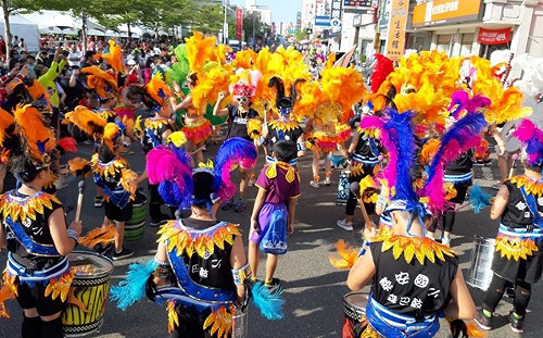 斗六盛大舉辦嘉年華遊行  封街大跳森巴舞  市民同樂歡度國慶日