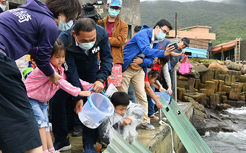 貢寮卯澳灣魚苗九孔苗放流   侯友宜籲重視海洋永續發展