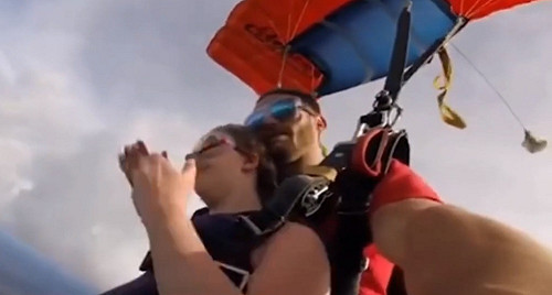 （影）跳傘設備卡在飛機上險送命！教練臨機應變救了兩人