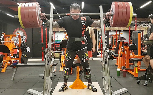 看見深蹲架不能蹲...館長打從心裡難過起來 網9字箴言打氣