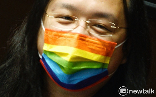 現場直擊》議事停擺議場沈悶 唐鳳彩虹口罩超吸睛成最大亮點