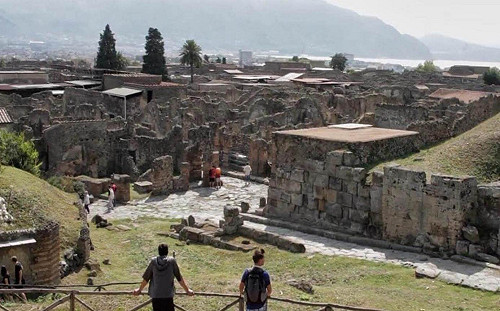 偷竊龐貝古城遺物遭「詛咒」15年還罹癌 加拿大婦人歸還古物