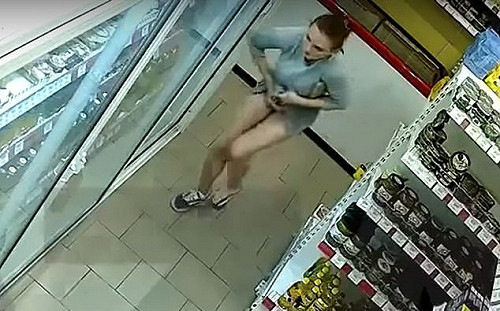 (影) 俄羅斯女子商店偷竊全都錄 撩起連身裙底塞滿偷竊商品