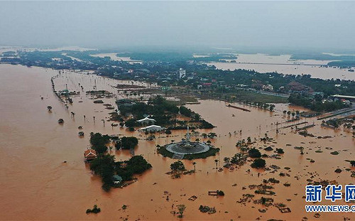 越南中部連環暴雨一片水鄉澤國 洪災已造成28死