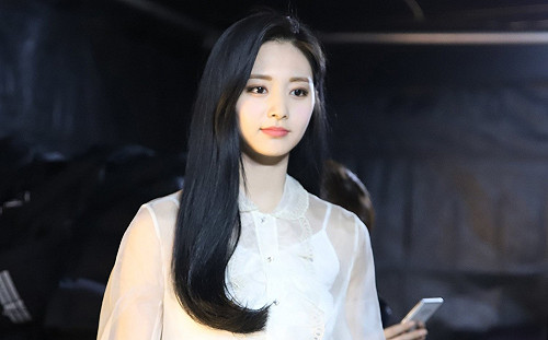 好詭異！周子瑜新造型從妝容到姿勢都奇怪  粉絲怒：公司在幹嘛