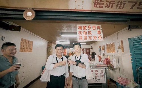 台北也能深度旅遊！林佳龍逛東門市場親做蚵仔煎：翻鍋失敗超尷尬