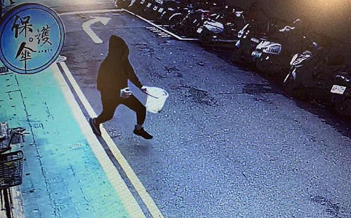 港人「保護傘」被潑糞！王婉瑜怒 : 立場不同也不該這樣惡意攻擊