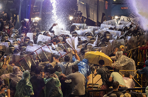 無懼警方驅趕 泰國反政府示威持續升溫