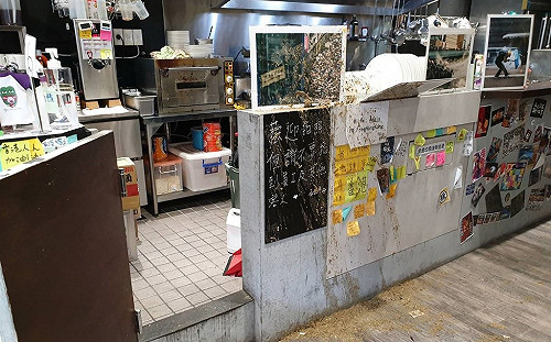保護傘餐廳遭潑穢物損失嚴重  宣布停業一週
