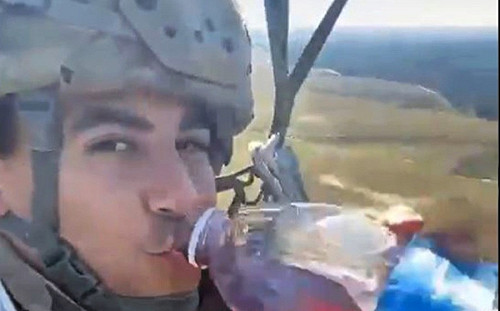 (影) 美國士兵跳傘邊喝果汁、唱歌 還傳影片到抖音 美軍緊急調查