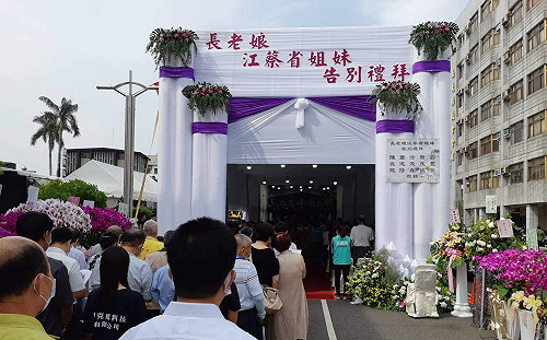 母親告別禮拜  嘉義政壇鐵漢江總流下男兒淚