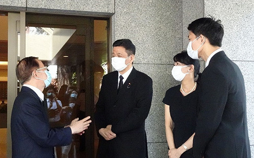 安倍姪轉當父親防衛大臣秘書 日媒研判鋪路從政