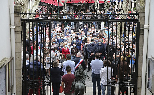 兩學生竟為300歐元出賣老師 法國教師遭當街斬首案驚爆內幕