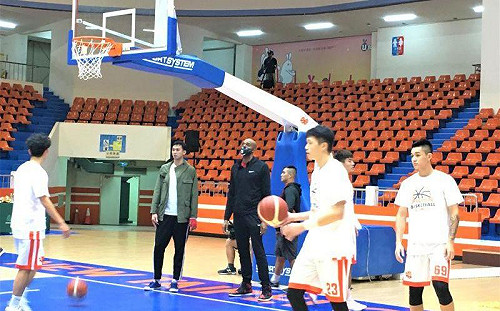 籃球／Ｑ戴維斯現身場邊投籃　預告11月可能首度復出