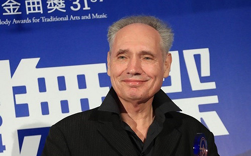 鋼琴家魏樂富獲傳藝金曲最佳作曲獎  秀台灣身分證