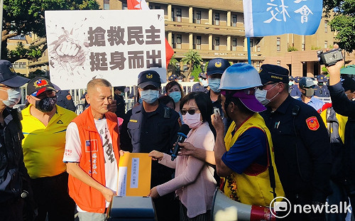 部份抗議聽證會群眾下午轉往政院陳情 隨後再赴總統府