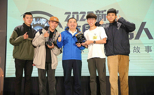 新北校園廣告人首獎獲15萬  侯友宜鼓勵青年勇於創作