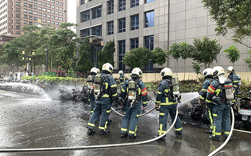 台北市信義商圈火警 32輛機車受損