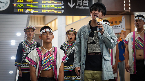 高鐵大廳傳來天籟聲  王宏恩率布農族學生快閃宣傳音樂節