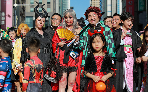 侯友宜「鬼滅之刃」上身 率群魔跳南瓜舞步high翻府中商圈