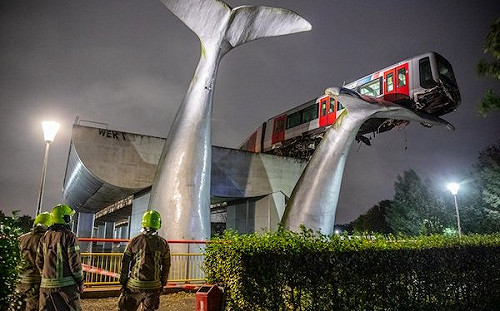 (影) 天意! 失速列車衝出安全屏障 竟被「鯨魚尾巴」托住