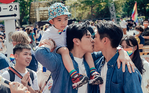 謝佳見找代孕生子？！當街激吻鮮肉男友：這個時刻意義重大