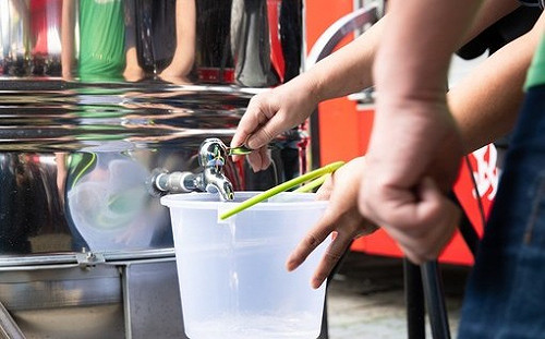 臭自來水喝了一個半月!  清洗水塔驚見腐屍頻作嘔