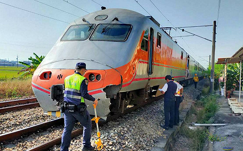 轎車闖入平交道遭撞!台鐵後壁=南靖改單線行車