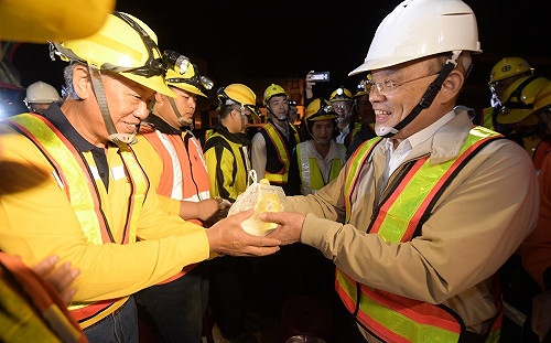 蘇貞昌深夜送宵夜到宜蘭 為台鐵軌道修復施工同仁打氣