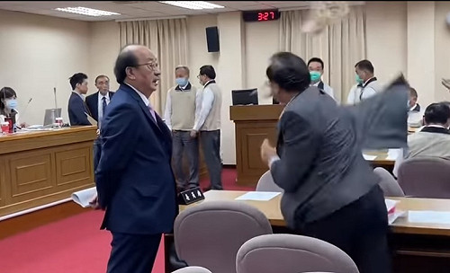 藍委鄭天財潑咖啡意外被潑及 何志偉批：讓人看笑話